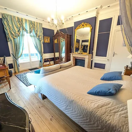 לינה וארוחת בוקר Chateau De Quesmy