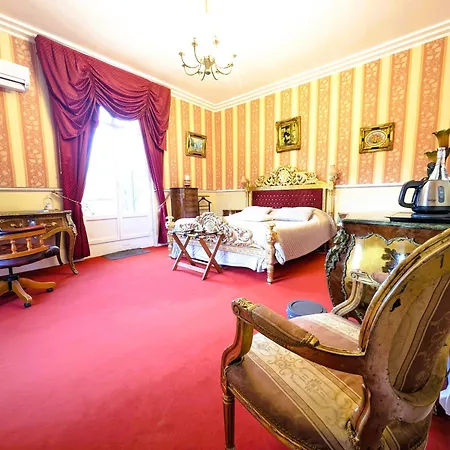 Chateau De לינה וארוחת בוקר 3*