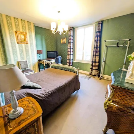 Chateau De Bed & Breakfast Quesmy